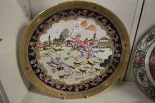 A Chinese export style circular dish decorated with a hunting scene.