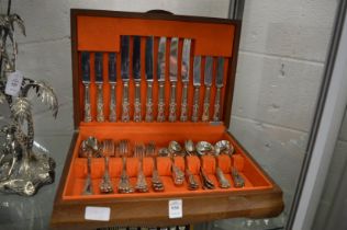 A canteen of cutlery.