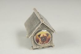 A silver and enamel pug dog kennel vesta, 4.5cm.