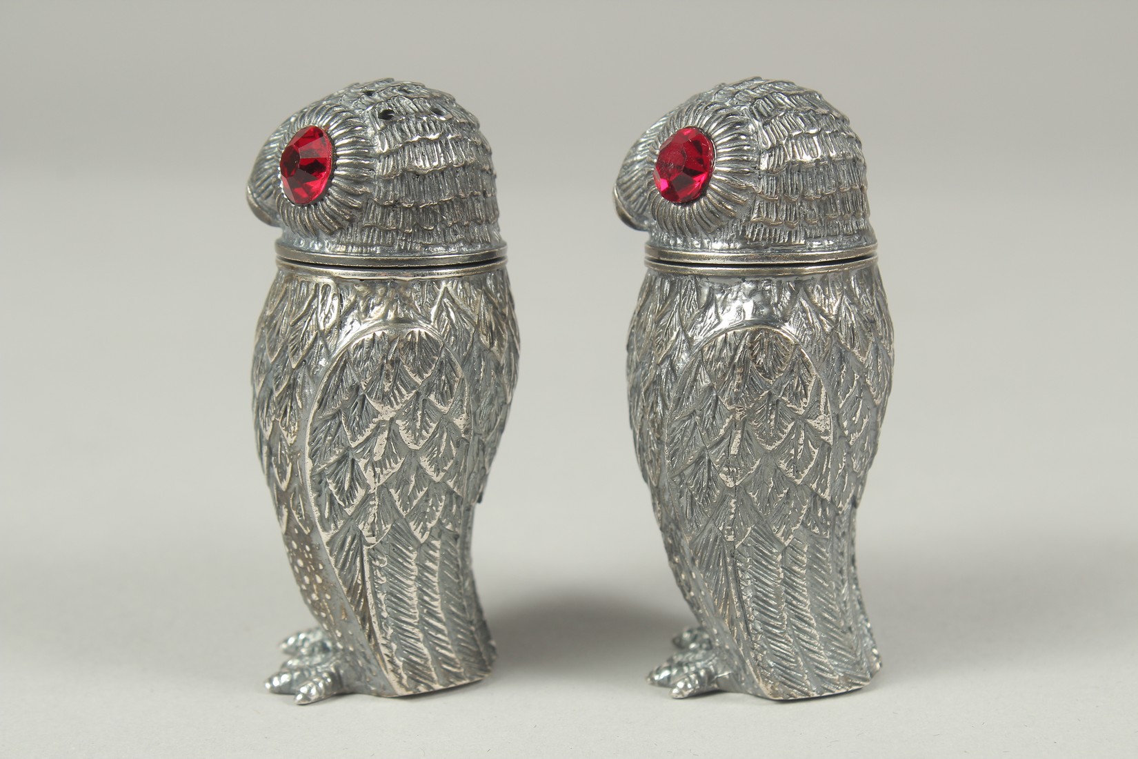 A good pair of owl salt and peppers, 6.5cm. - Image 2 of 5