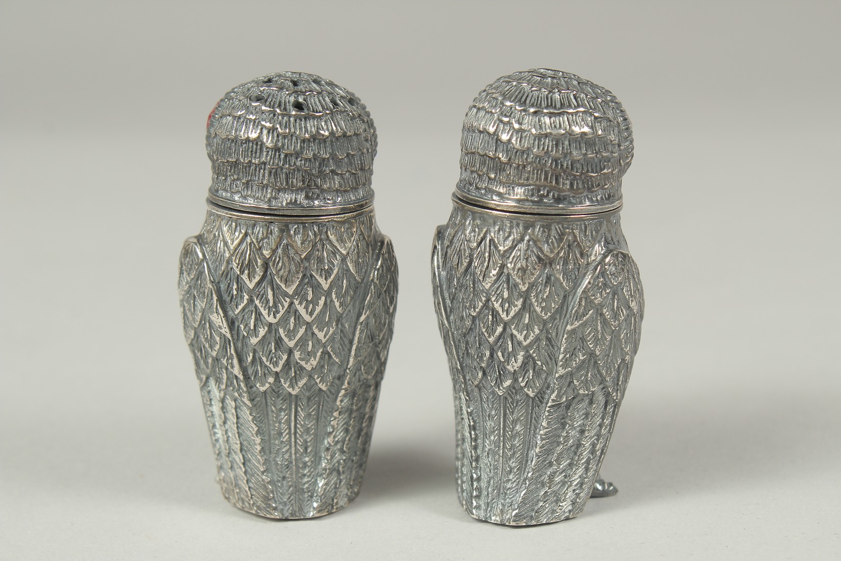 A good pair of owl salt and peppers, 6.5cm. - Image 3 of 5