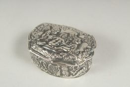 A silver pill box decorated with cherubs, 5cm.