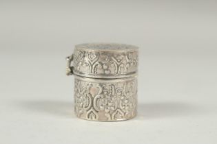 A silver circular thimble case, 2.5cm.