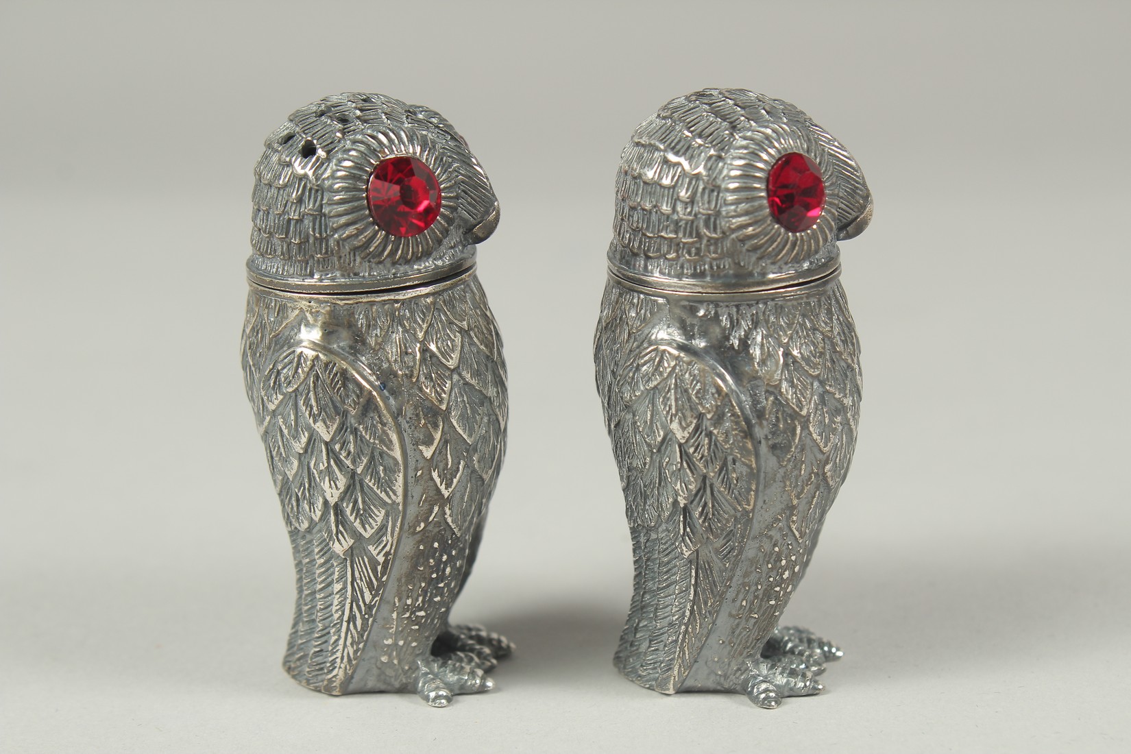 A good pair of owl salt and peppers, 6.5cm. - Image 4 of 5