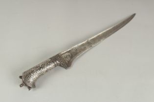 A FINE 18TH CENTURY MUGHAL INDIAN SILVER INLAID DAGGER, 37cm long.