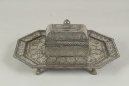 A FINE EARLY 19TH CENTURY INDIAN BIDRI PANDAN BOX ON A MATCHING FOOTED TRAY, box 12cm x 8cm, tray