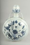 A CHINESE BLUE AND WHITE PORCELAIN TWIN HANDLE MOON FLASK, 31cm high.