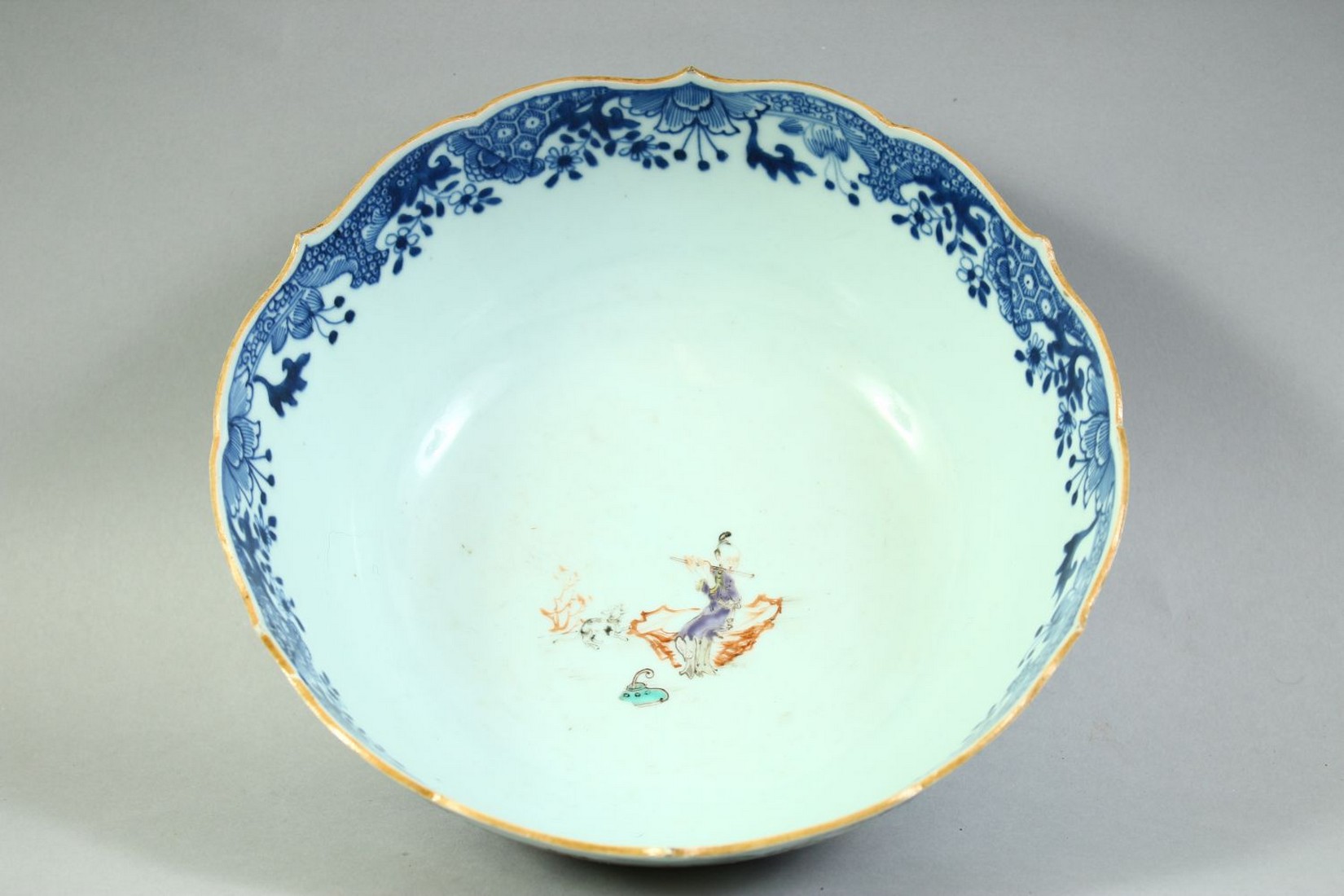 AN 18TH CENTURY CHINESE QIANLONG PERIOD PORCELAIN BOWL, the exterior painted with various figures in - Image 5 of 6