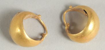 A PAIR OF BYZANTINE GOLD EARRINGS.