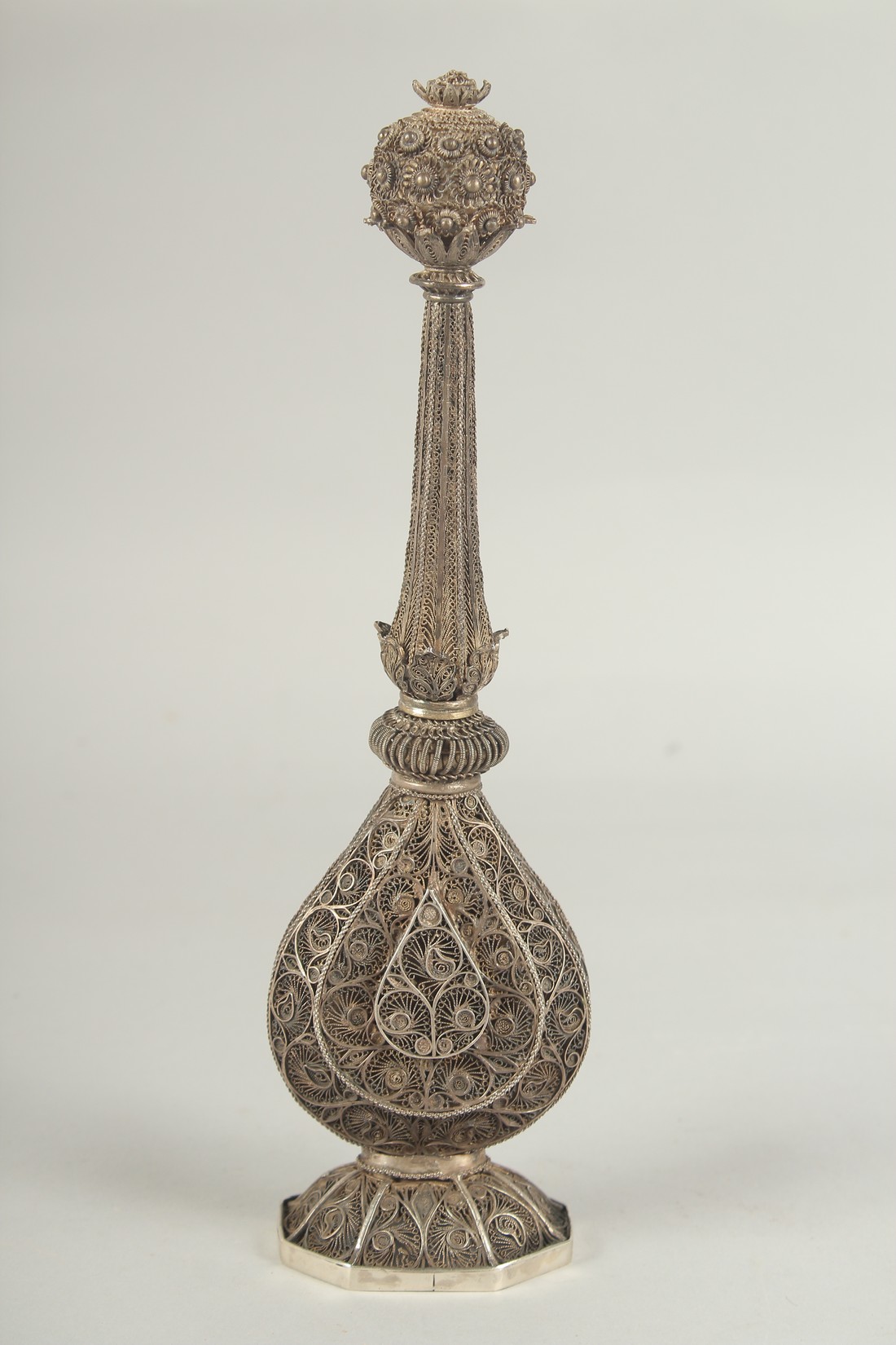 A FINE 19TH CENTURY INDIAN SILVER FILIGREE ROSEWATER SPRINKLER, 27cm high. - Image 3 of 10