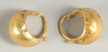 A PAIR OF BYZANTINE GOLD EARRINGS.