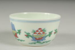 A CHINESE DOUCAI PORCELAIN CUP, character mark to base, 7cm diameter.