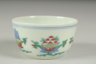 A CHINESE DOUCAI PORCELAIN CUP, character mark to base, 7cm diameter.