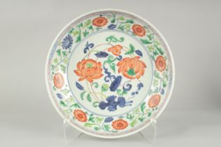 A CHINESE SANCAI LOTUS PORCELAIN CHARGER, 33cm diameter.