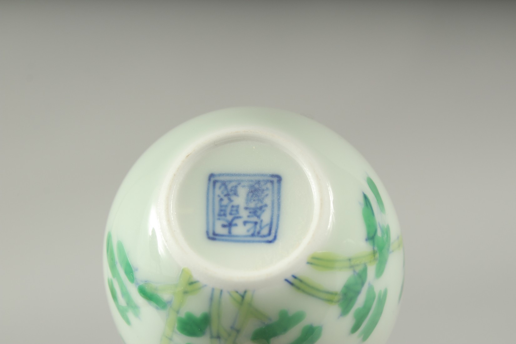 A CHINESE FAMILLE VERTE PORCELAIN CUP, decorated with bamboo, character mark to base. 6cm diameter. - Image 5 of 5