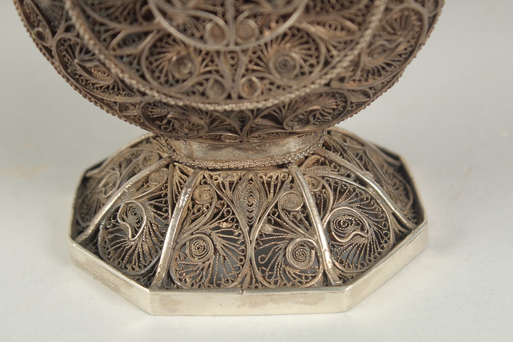 A FINE 19TH CENTURY INDIAN SILVER FILIGREE ROSEWATER SPRINKLER, 27cm high. - Image 8 of 10