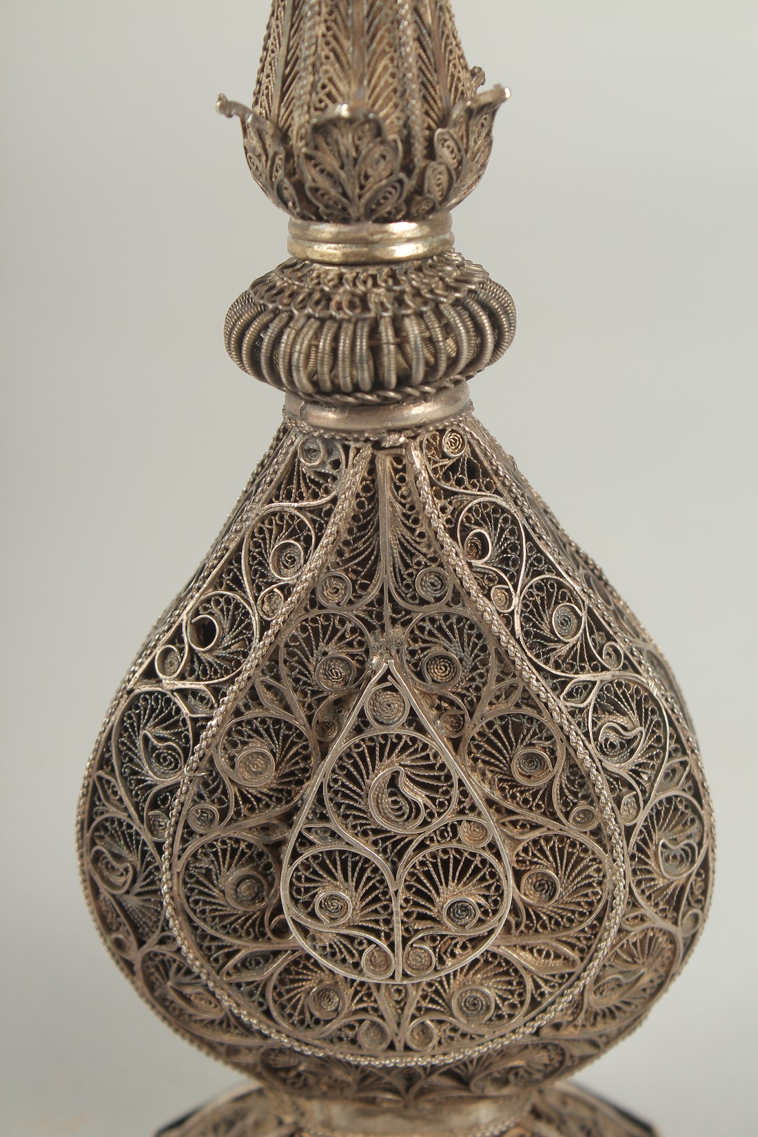 A FINE 19TH CENTURY INDIAN SILVER FILIGREE ROSEWATER SPRINKLER, 27cm high. - Image 7 of 10