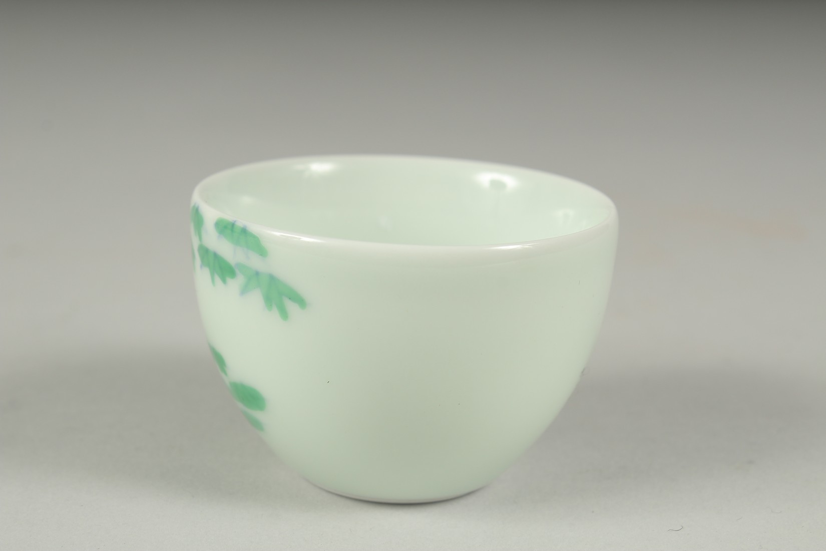 A CHINESE FAMILLE VERTE PORCELAIN CUP, decorated with bamboo, character mark to base. 6cm diameter. - Image 3 of 5