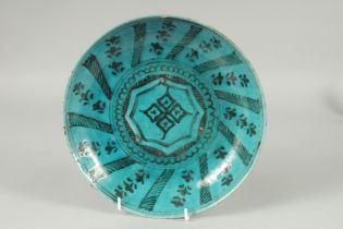 A SAFAVID TURQUOISE GLAZED POTTERY PLATE, painted with foliate motifs, 24cm diameter.