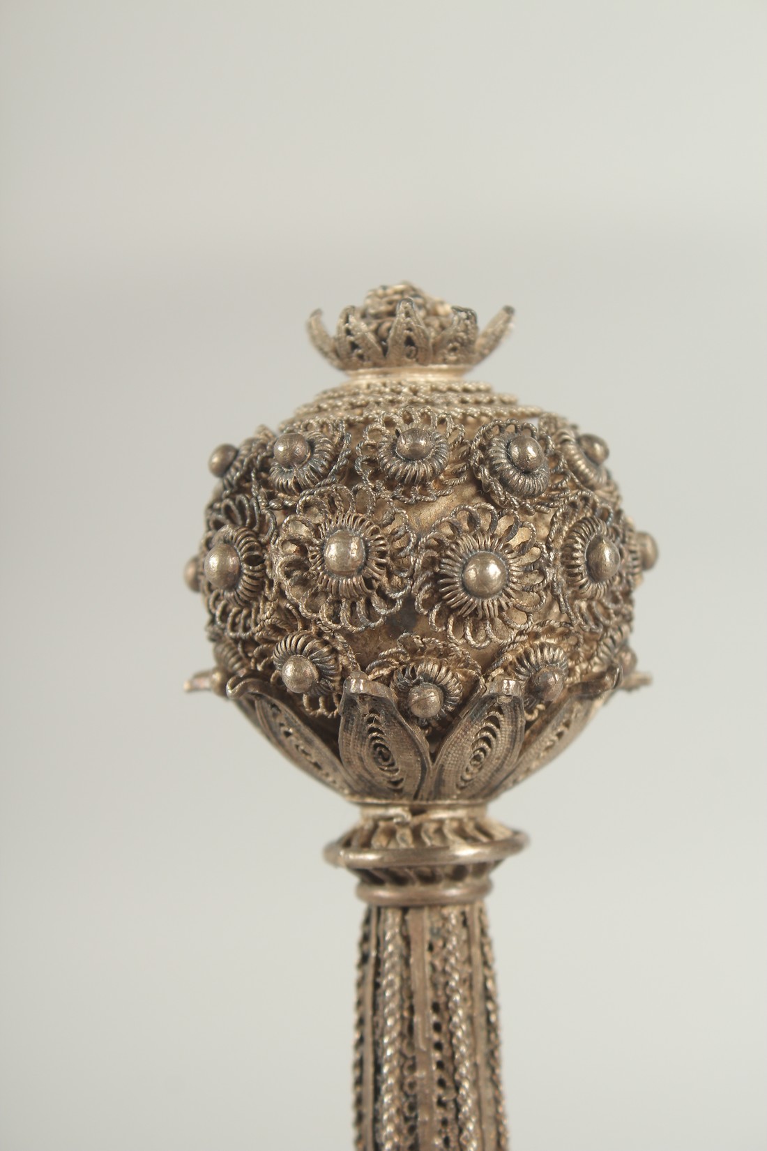 A FINE 19TH CENTURY INDIAN SILVER FILIGREE ROSEWATER SPRINKLER, 27cm high. - Image 5 of 10
