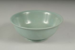 A CHINESE CELADON GLAZE PORCELAIN BOWL, 17cm diameter.