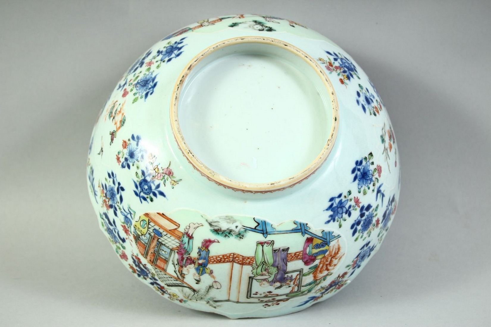 AN 18TH CENTURY CHINESE QIANLONG PERIOD PORCELAIN BOWL, the exterior painted with various figures in - Image 6 of 6