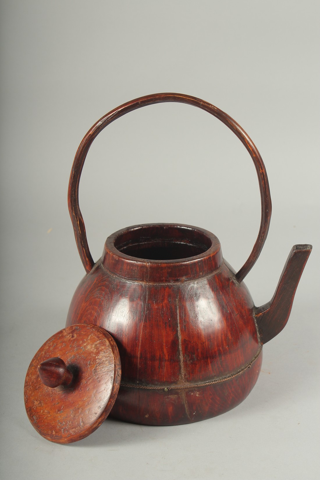 A JAPANESE LIDDED WOODEN WINE EWER. - Image 3 of 4