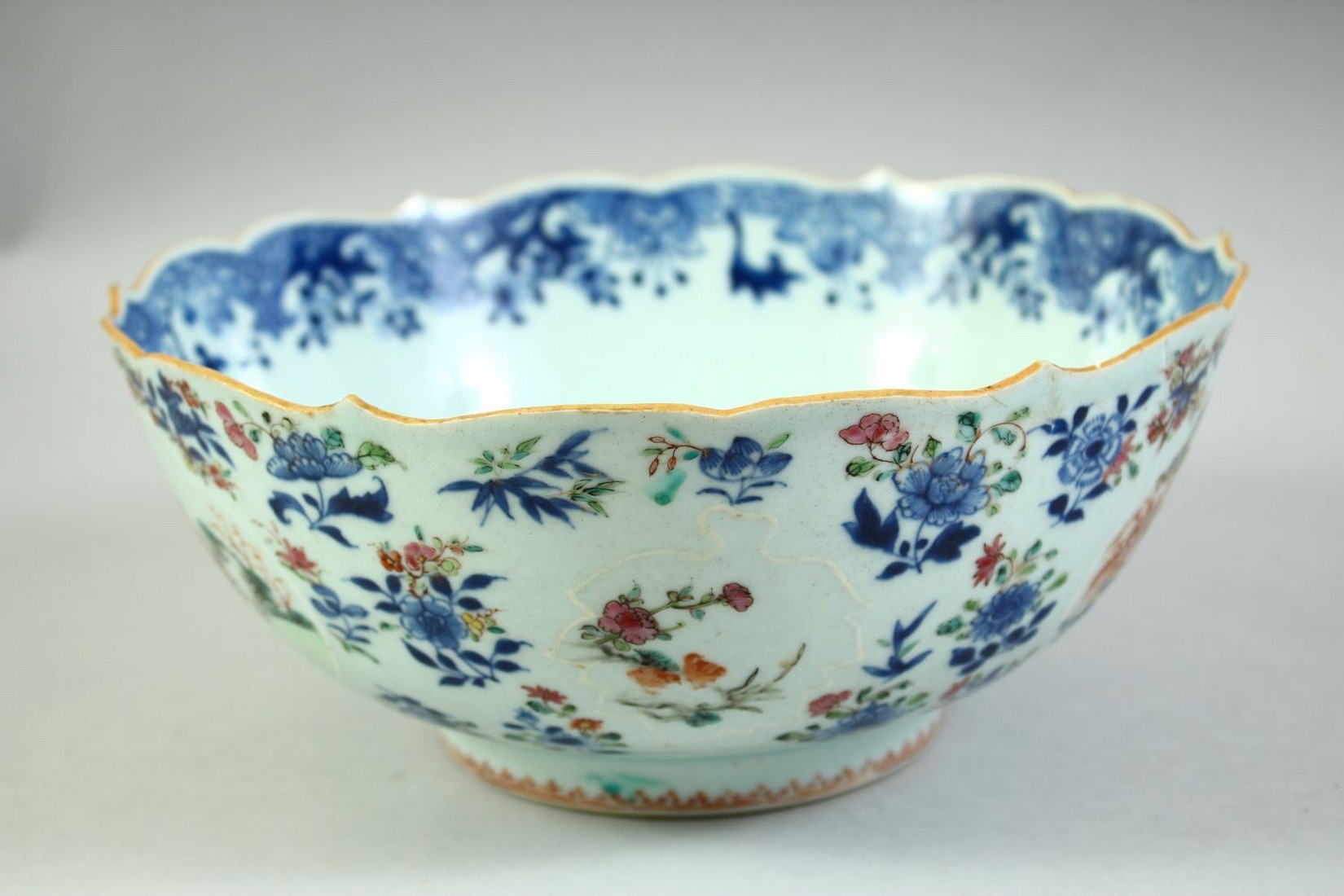 AN 18TH CENTURY CHINESE QIANLONG PERIOD PORCELAIN BOWL, the exterior painted with various figures in - Image 4 of 6