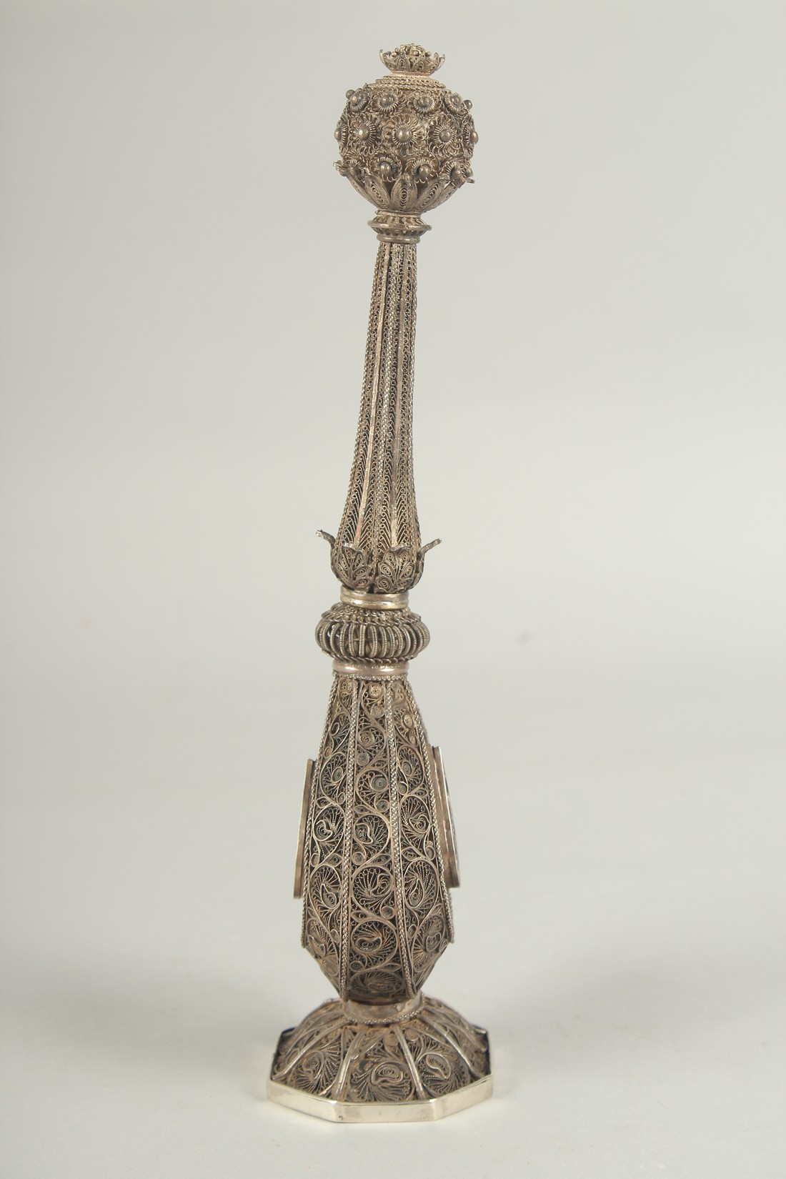 A FINE 19TH CENTURY INDIAN SILVER FILIGREE ROSEWATER SPRINKLER, 27cm high. - Image 4 of 10