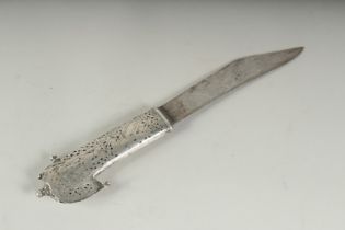 AN EASTERN KNIFE WITH OPENWORKED SILVER HANDLE, 33cm long.