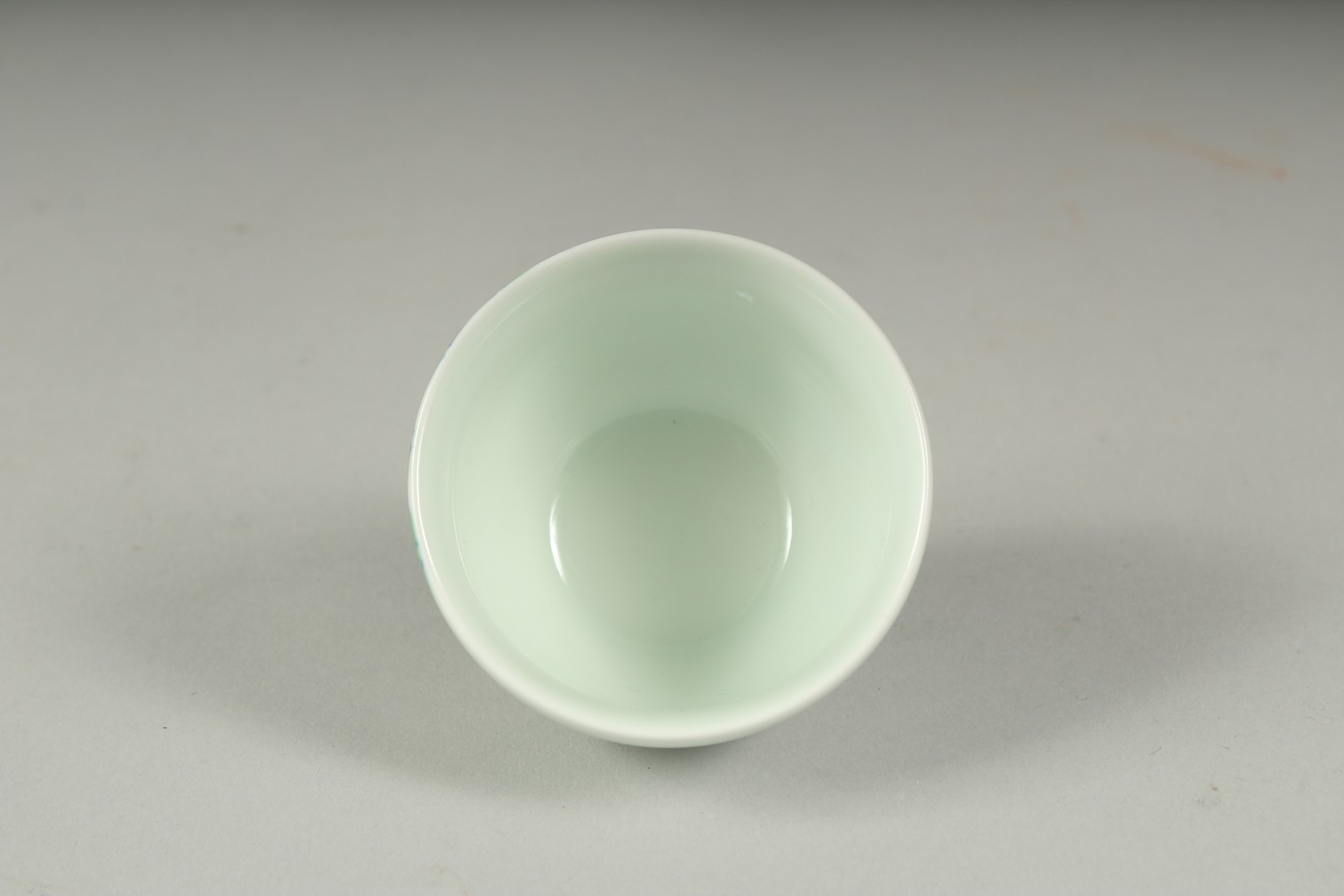 A CHINESE FAMILLE VERTE PORCELAIN CUP, decorated with bamboo, character mark to base. 6cm diameter. - Image 4 of 5