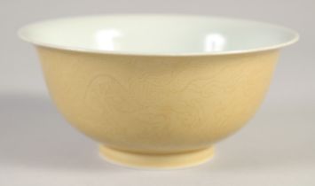 A CHINESE YELLOW GLAZE PORCELAIN DRAGON BOWL, six-character mark to base, 14.5cm diameter.