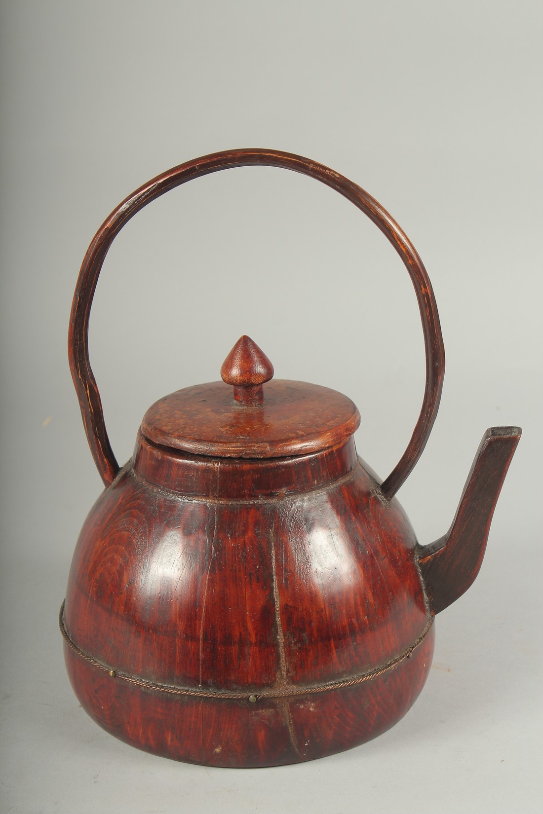 A JAPANESE LIDDED WOODEN WINE EWER. - Image 2 of 4