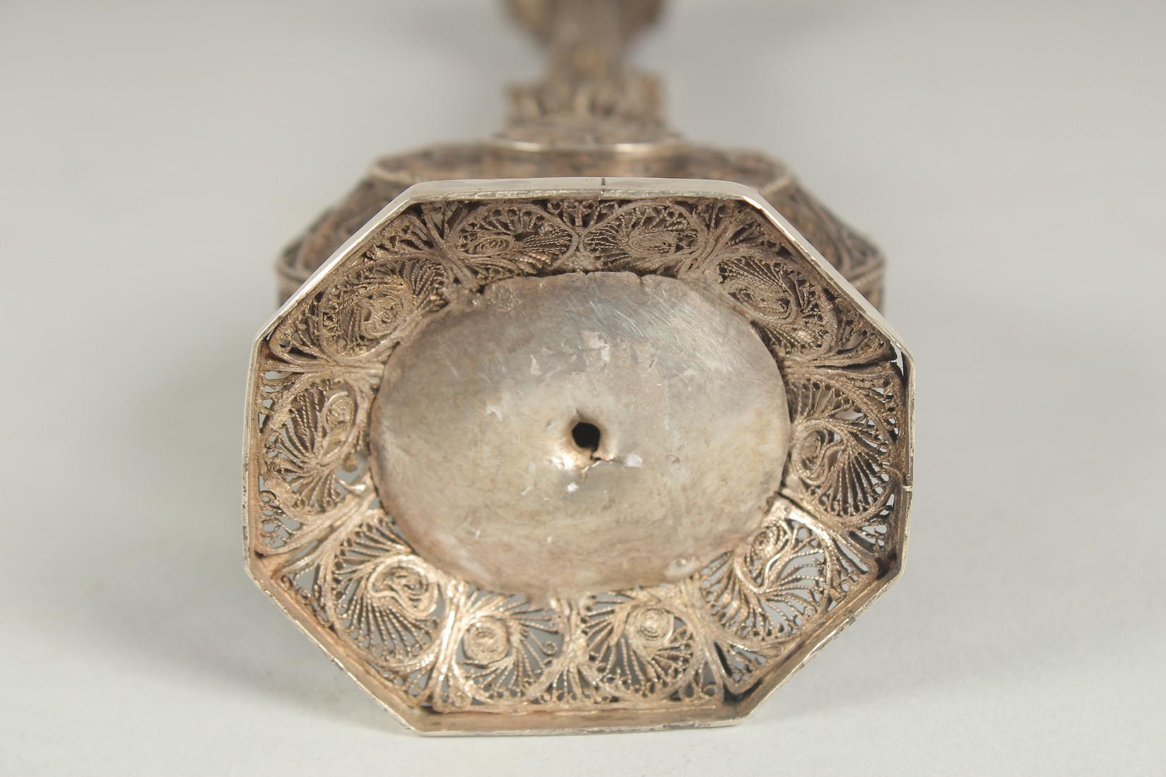 A FINE 19TH CENTURY INDIAN SILVER FILIGREE ROSEWATER SPRINKLER, 27cm high. - Image 9 of 10