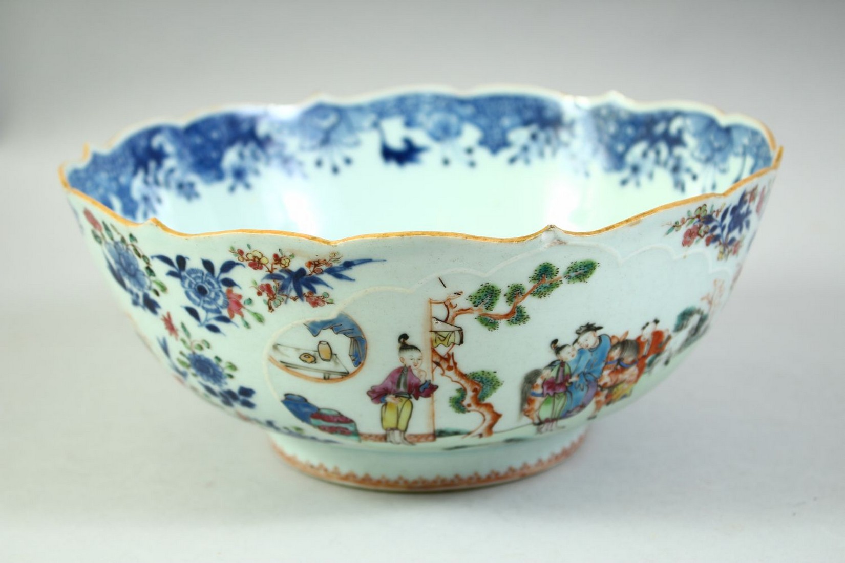 AN 18TH CENTURY CHINESE QIANLONG PERIOD PORCELAIN BOWL, the exterior painted with various figures in - Image 3 of 6