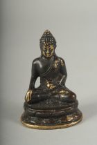 A SMALL EARLY 20TH CENTURY BRONZE BUDDHA, 7cm high.