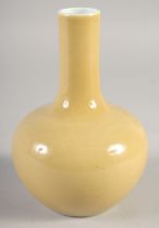 A CHINESE YELLOW GLAZE PORCELAIN BOTTLE VASE, 18cm high.