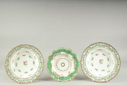 A PAIR OF CORNFLOWER PATTERN PLATES and a GILT PLATE (3).