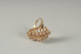 A GOOD 14CT GOLD CHAMPAGNE DIAMOND CLUSTER RING.
