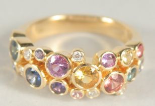 A SUPERB 18CT YELLOW GOLD MULTICOLOURED STONE RING in a box. Size N.