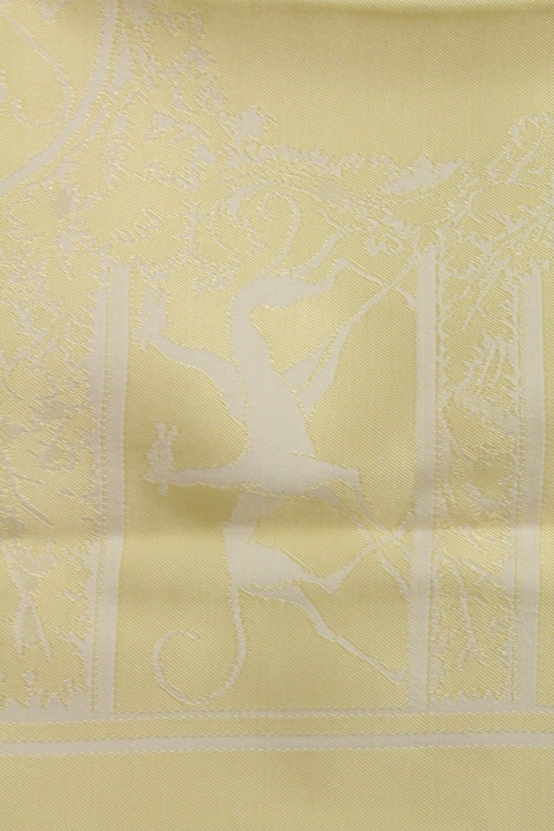 A YELLOW TABLECLOTH WITH MATCHING NAPKINS. - Image 4 of 4