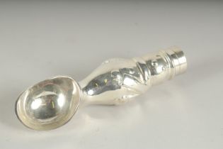 A SNOWMAN SILVER PLATED ICE CREAM SCOOP.