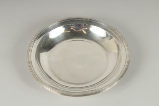 A .950 STANDARD SILVER CIRCULAR DISH. 10ins diameter. Weight: 15ozs.