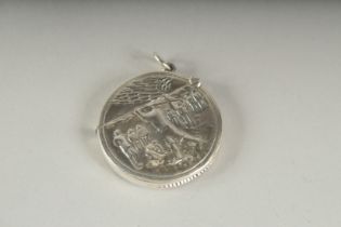 A SILVER GOLFING CIRCULAR VESTA CASE. 3.5cm.