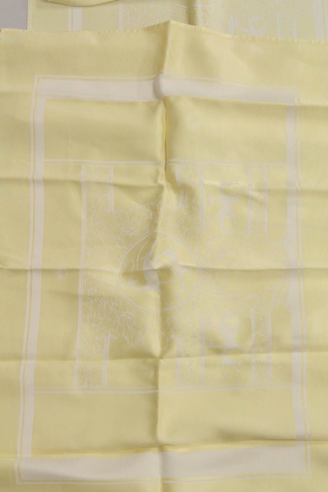 A YELLOW TABLECLOTH WITH MATCHING NAPKINS. - Image 3 of 4