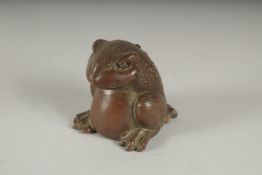 A LARGE JAPANESE BRONZE FROG. 2ins high.