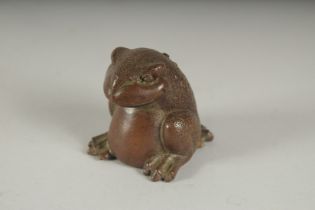 A LARGE JAPANESE BRONZE FROG. 2ins high.