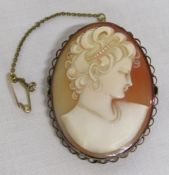 9ct gold mounted cameo brooch depicting young woman total weight 13.49g