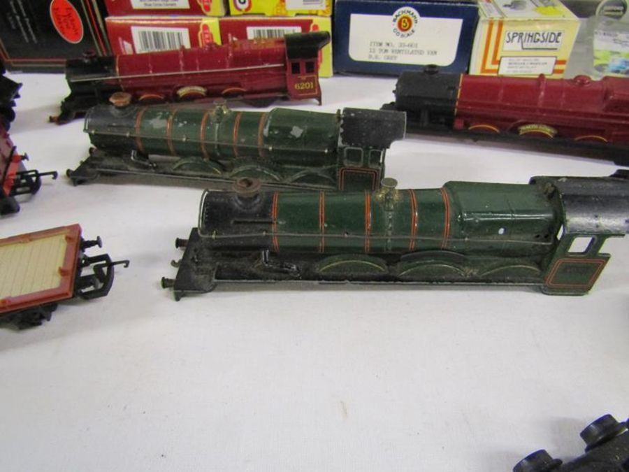 Collection of empty 00 gauge, car, wagon boxes and train parts including 2 diecast green trains - Image 5 of 7