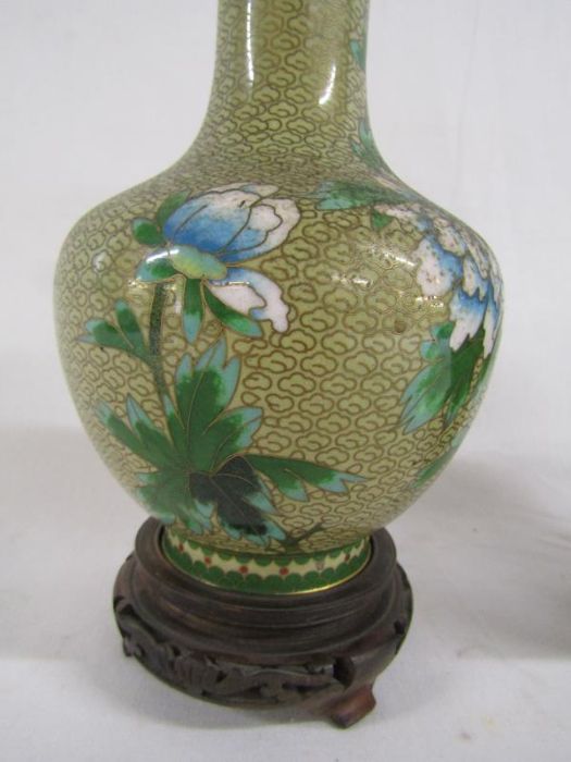 Pair of cloisonné vases depicting flowers and birds on wooden stands approx. 24cm (includes - Image 9 of 10